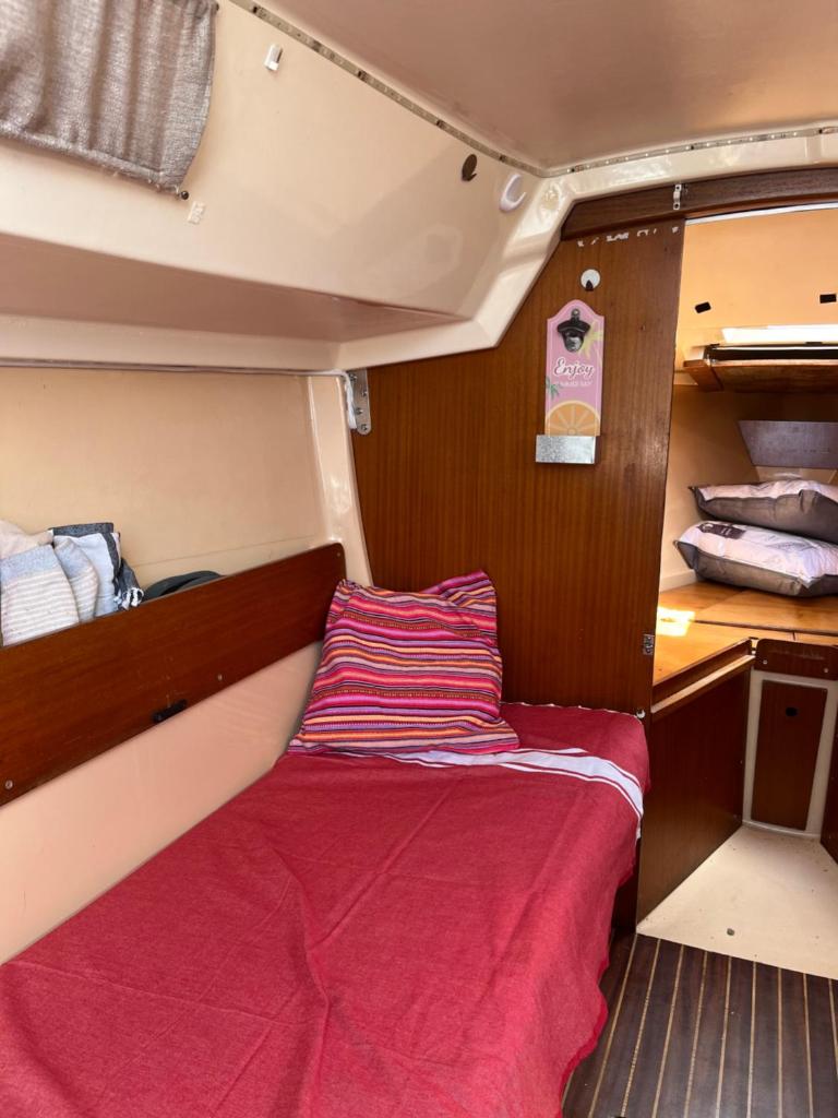 - un petit lit à l'arrière du bateau dans l'établissement Voilier et plage, au Cap d'Agde
