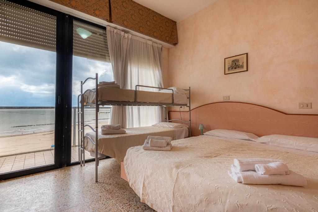 - 2 lits dans une chambre avec vue sur l'océan dans l'établissement Hotel Crown, à Rimini 57 autres photos