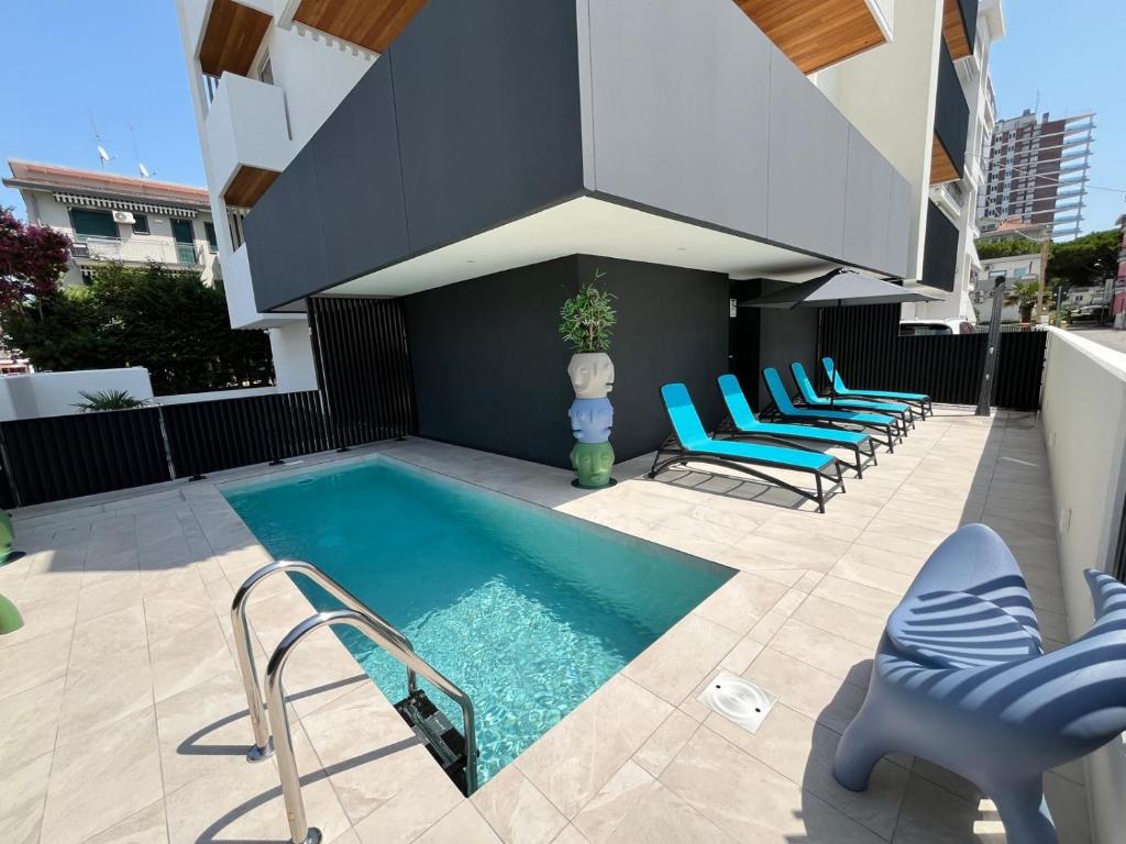 Beach Palace with small swimming pool, private beach, parking 3