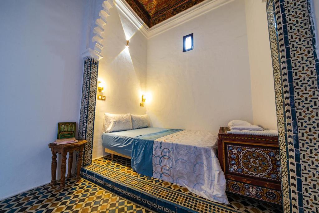une chambre avec un lit dans une pièce dans l'établissement Riad Mtamer, Tetouan, à Tetouan 17 autres photos