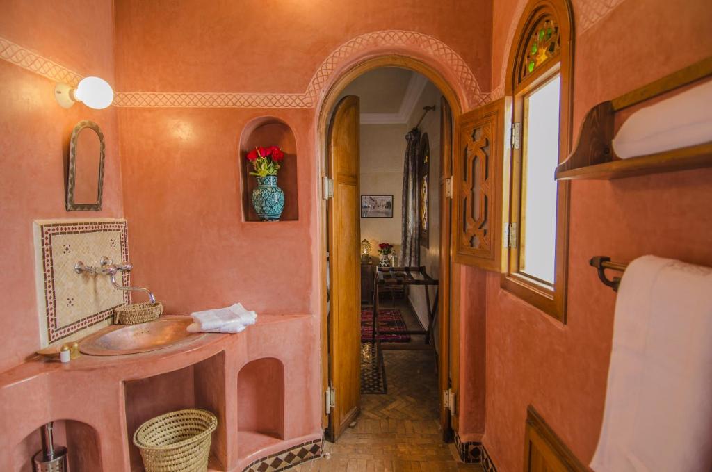 une salle de bain avec un lavabo et un miroir dans l'établissement Riad Sidi Fatah, à Rabat