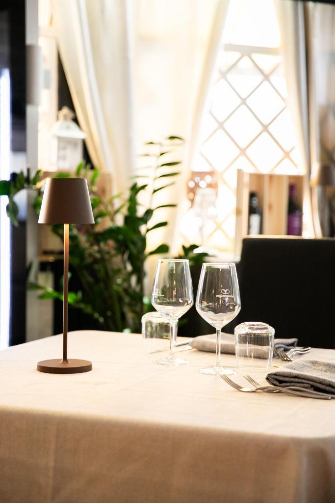 - une table avec trois verres à vin dans l'établissement Mannu Hotel, à Bosa