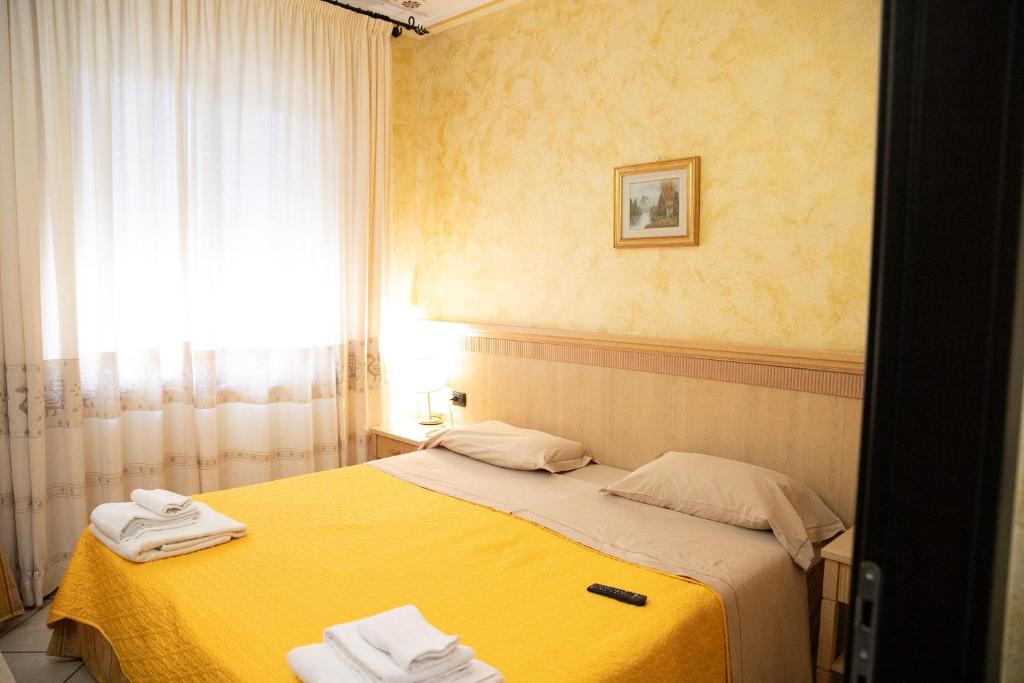 une chambre avec un lit jaune et une fenêtre dans l'établissement Mannu Hotel, à Bosa 42 autres photos