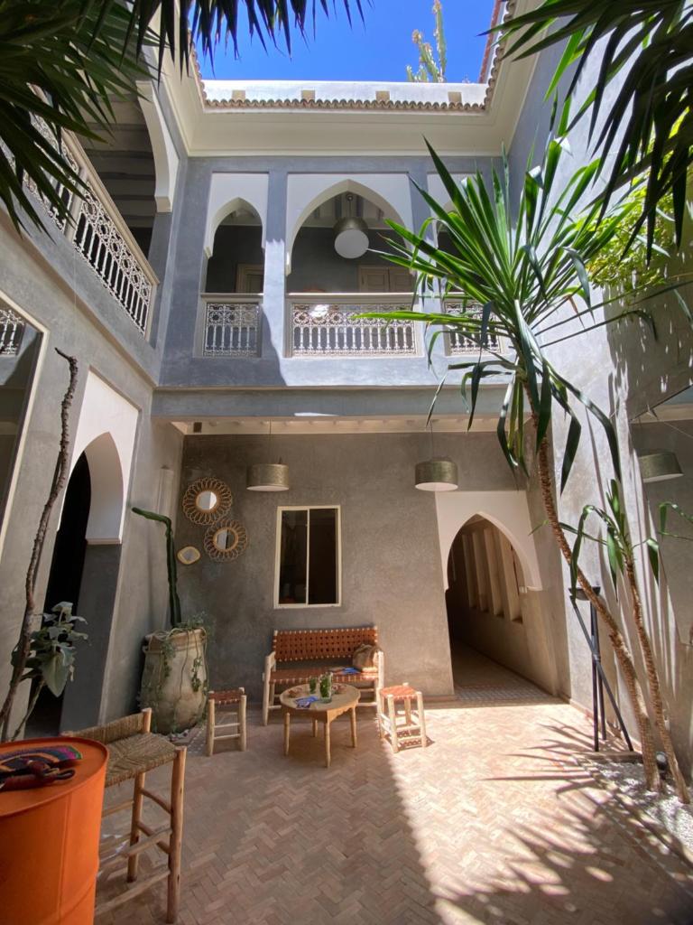 un salon avec un canapé et une table dans l'établissement Riad Kismet Marrakech, à Marrakech