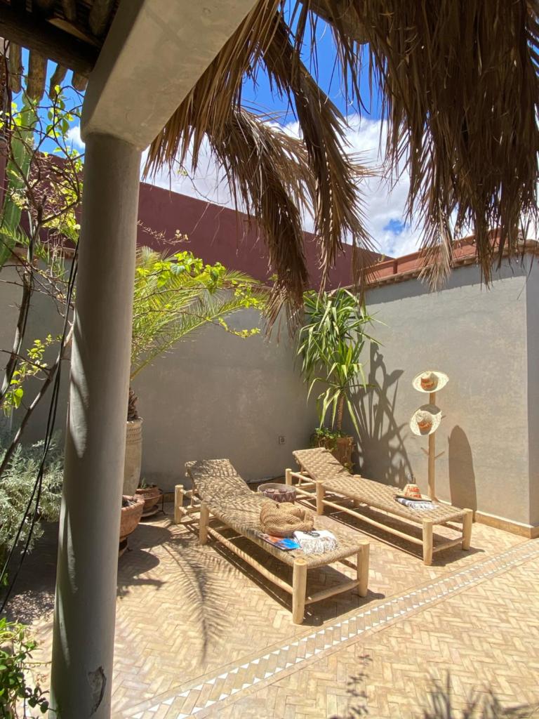 d'une terrasse avec deux chaises et une table. dans l'établissement Riad Kismet Marrakech, à Marrakech