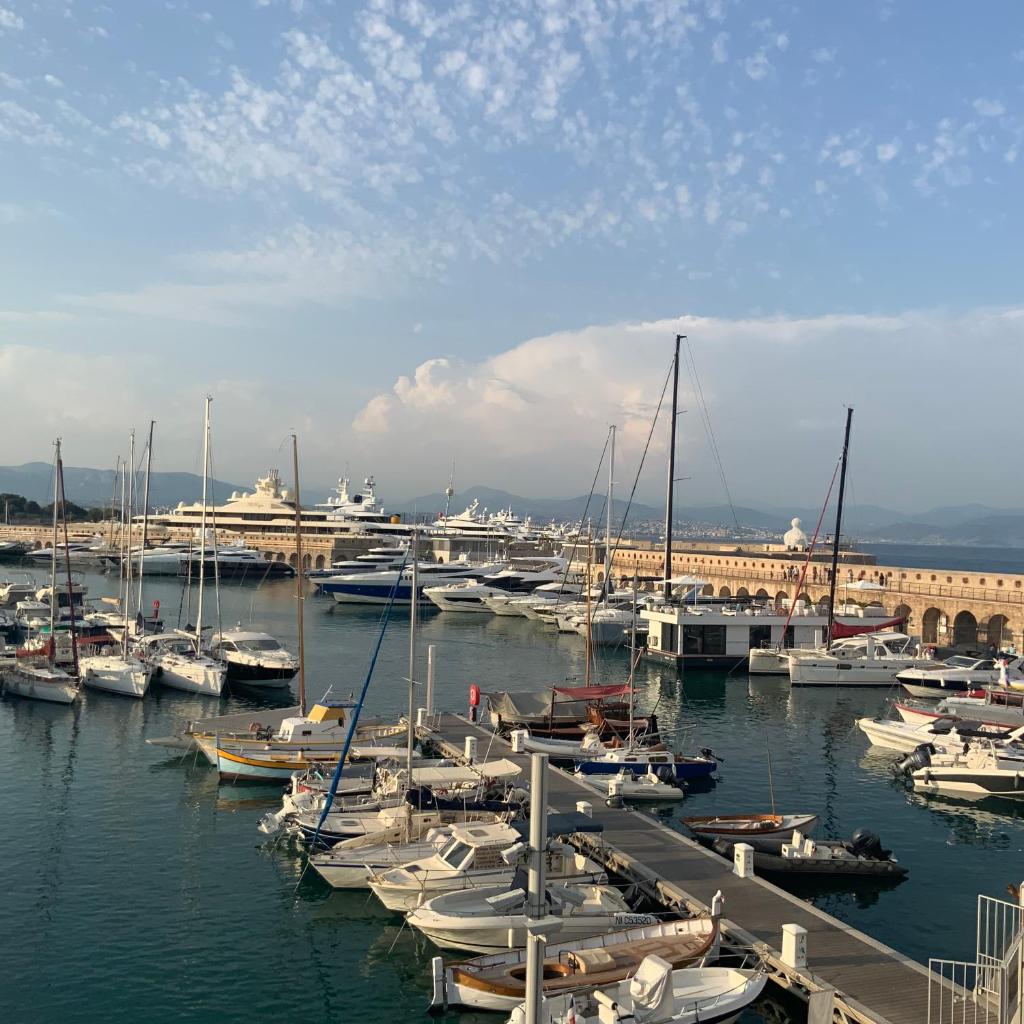 Photo de la galerie de l'établissement Escapade Antiboise avec parking inclus, à Antibes 3 autres photos