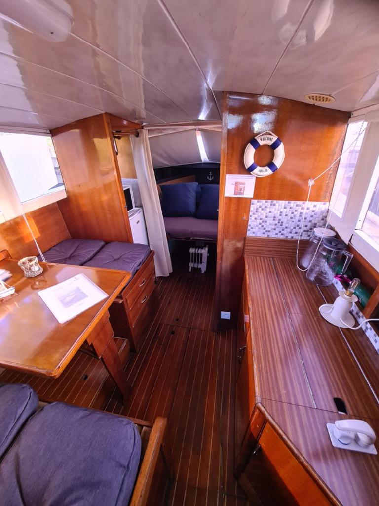 - une vue sur l'arrière d'un bateau avec une table dans l'établissement Bateau, à Ouistreham
