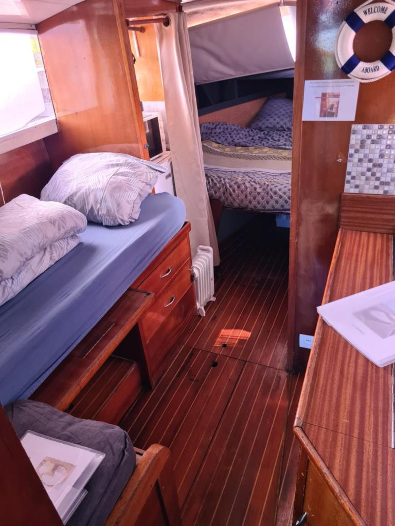 Cette petite chambre comprend un lit et des lits superposés. dans l'établissement Bateau, à Ouistreham 2 autres photos