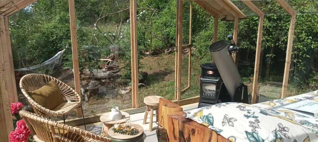 Cette maison en verre offre une vue sur le jardin. dans l'établissement Insolite Cabane du Rêveur, à Pagny-sur-Moselle