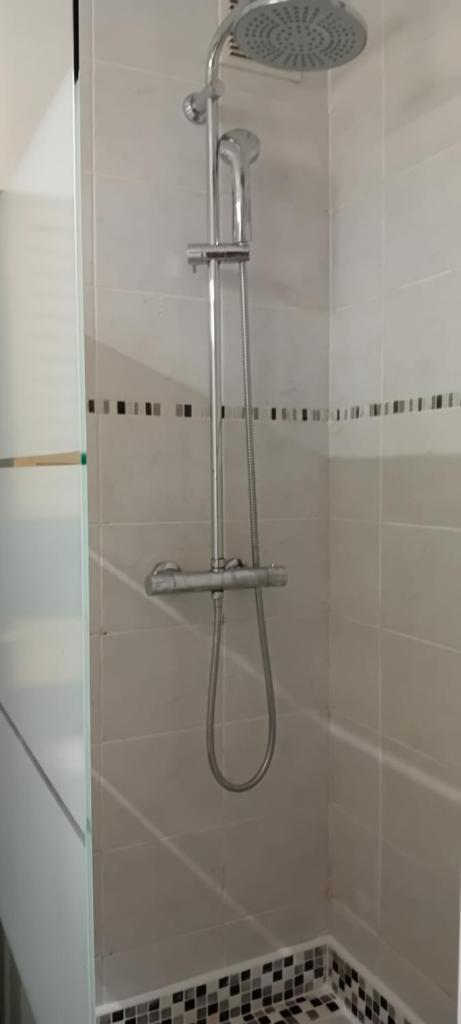 une douche avec pommeau de douche dans une salle de bain dans l'établissement résidence Le Platé, aux Carroz d'Arâches