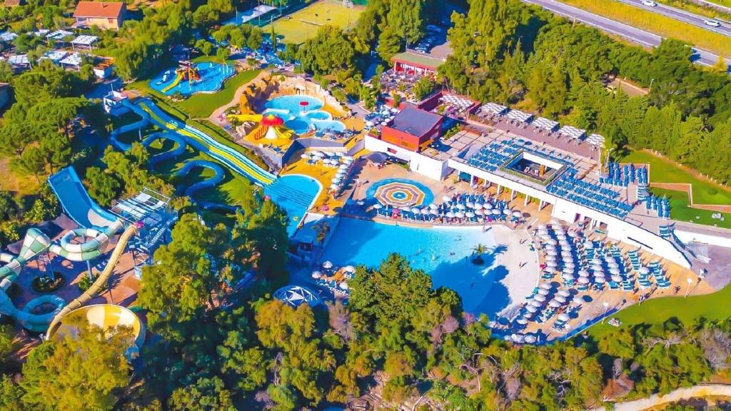 - une vue aérienne sur un parc d'attractions avec un parc aquatique dans l'établissement House Cefalù 1915, à Lascari