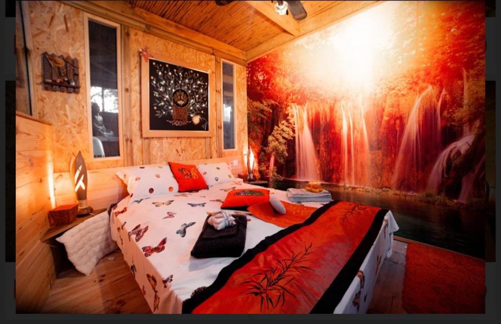 une chambre avec un grand lit et un tableau au mur dans l'établissement Bliss ' n joys, à Montauroux