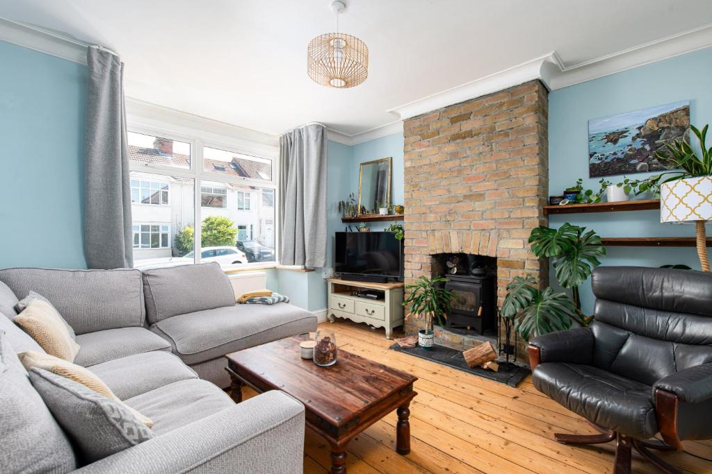 Charming Family Home with Stoves, Garden & Parking 2