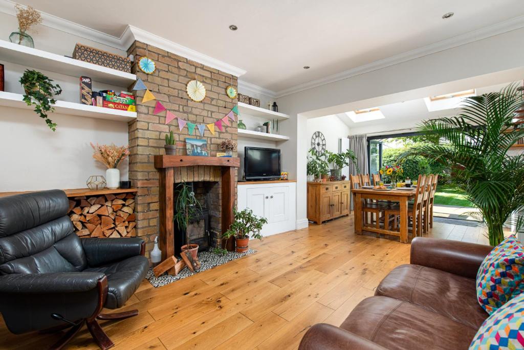 Charming Family Home with Stoves, Garden & Parking 6