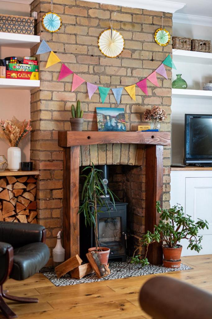 Charming Family Home with Stoves, Garden & Parking 8