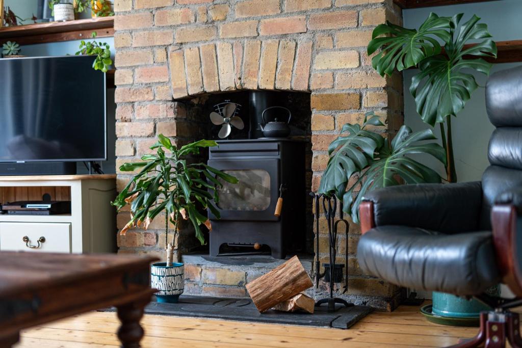 Charming Family Home with Stoves, Garden & Parking 3
