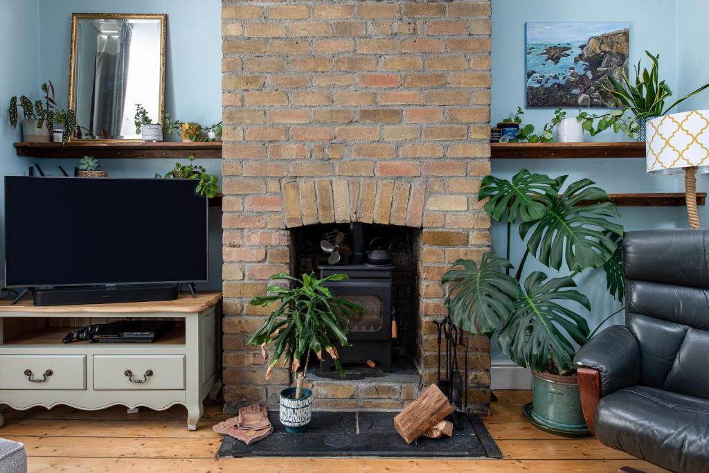 Charming Family Home with Stoves, Garden & Parking 5