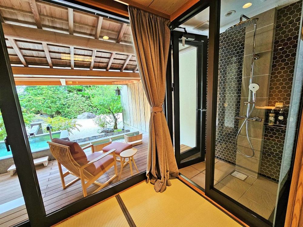 Cette chambre dispose d'un balcon avec une douche et une table. dans l'établissement Saginoyusou, à Yasugi