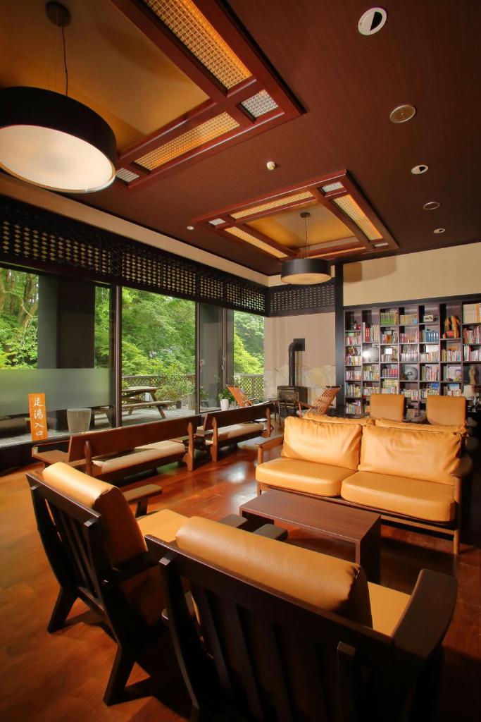 une bibliothèque avec des canapés et des chaises dans une pièce dans l'établissement 筑波山江戸屋, à Tsukuba 37 autres photos