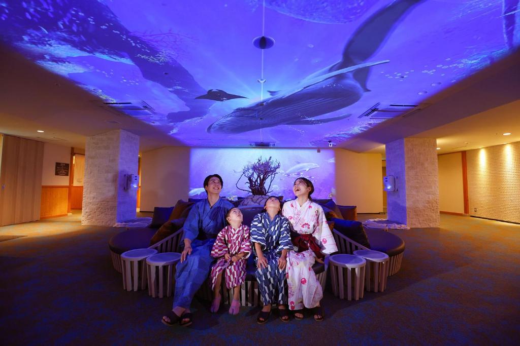 - une chambre avec une fresque murale représentant une baleine et un canapé dans l'établissement Ooedo Onsen Monogatari Premium Atami, à Atami 37 autres photos