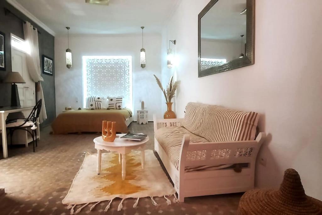 un salon avec un canapé et une table dans l'établissement Riad Cosy, à Marrakech