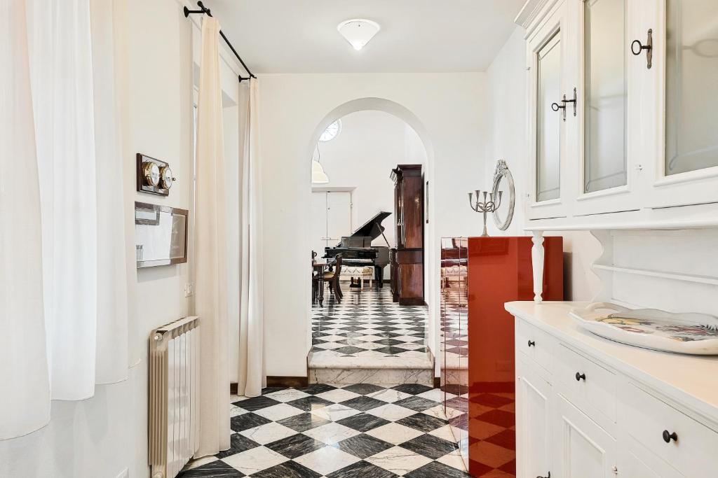 - une cuisine avec un sol en damier noir et blanc dans l'établissement Villa Cà ai Venti, à Corsanico-Bargecchia