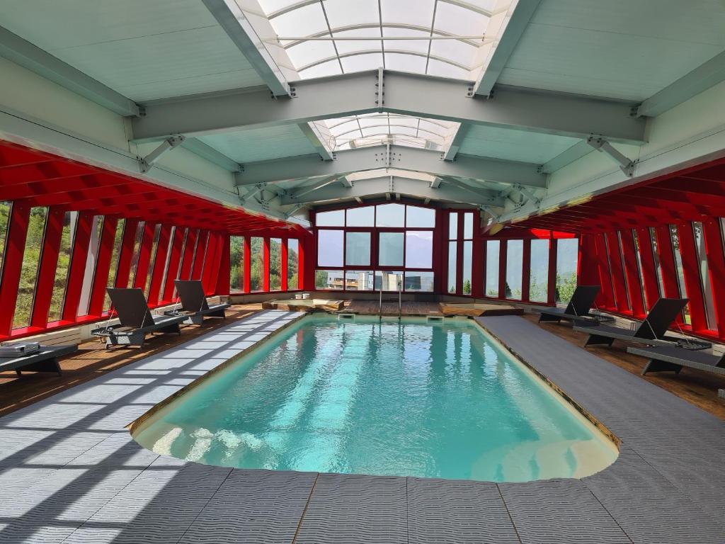 - une grande piscine dans un bâtiment doté de fenêtres dans l'établissement Hôtel Casa Moho Saint-François-Longchamp 1450, à Saint-François-Longchamp