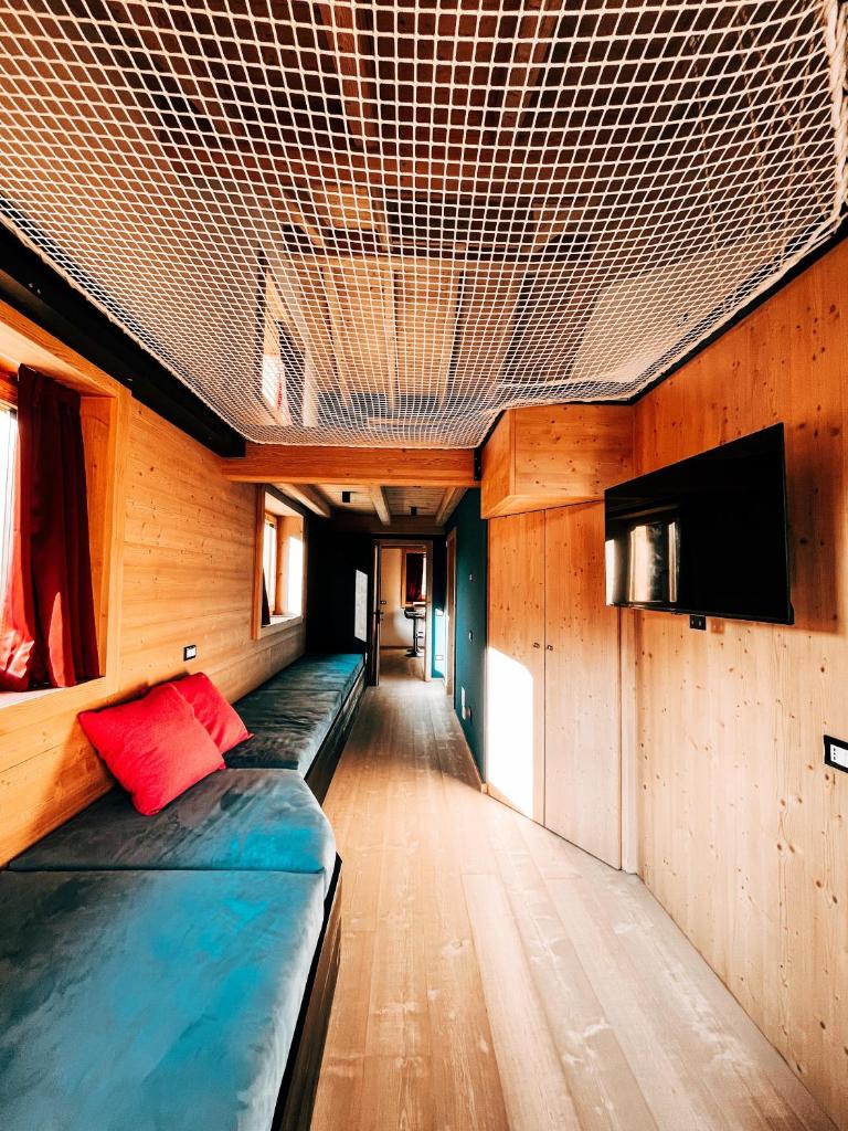 Cette chambre dispose d'un canapé et d'une télévision à écran plat. dans l'établissement Bazzario Loft, à Lavarone