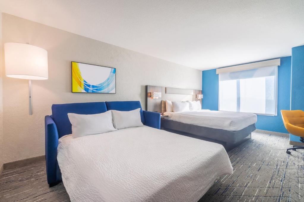 Holiday Inn Express & Suites Kansas City Airport, an IHG Hotel Image