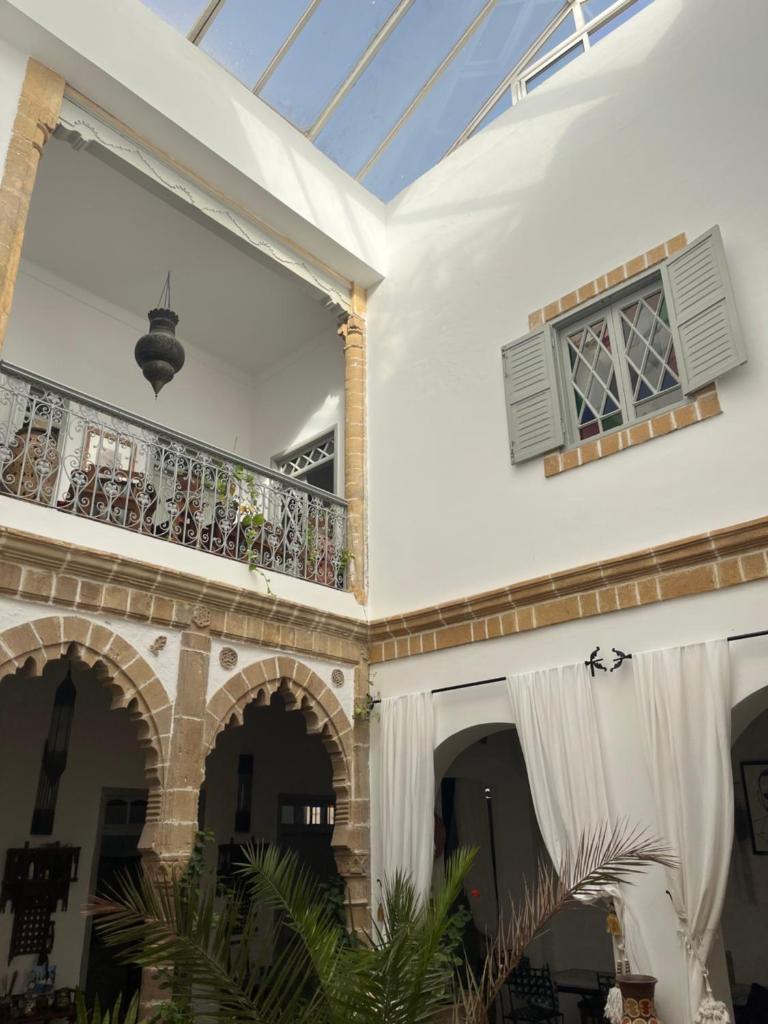 un bâtiment avec un balcon. dans l'établissement Riad le Consulat - chambre d'hôtes, à Essaouira