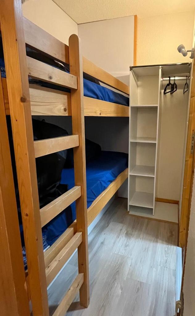 - un lit superposé dans une petite maison dans l'établissement Ski Piau-Engaly balcon vue sur montagne pied pistes proche commerces, à Aragnouet