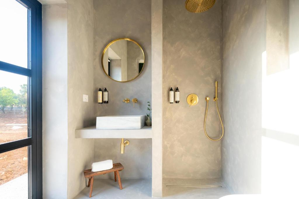 une salle de bain avec un lavabo et un miroir dans l'établissement Casa Musa, à Ostuni