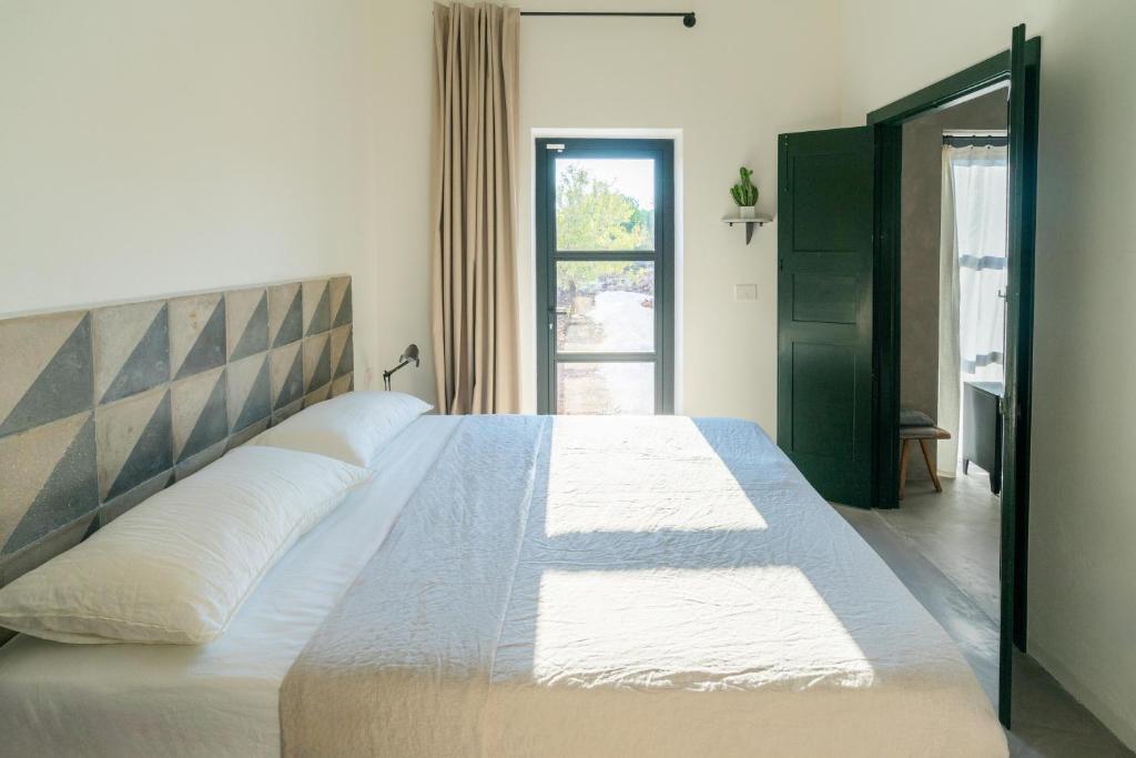 une chambre avec un grand lit blanc et une fenêtre dans l'établissement Casa Musa, à Ostuni 35 autres photos