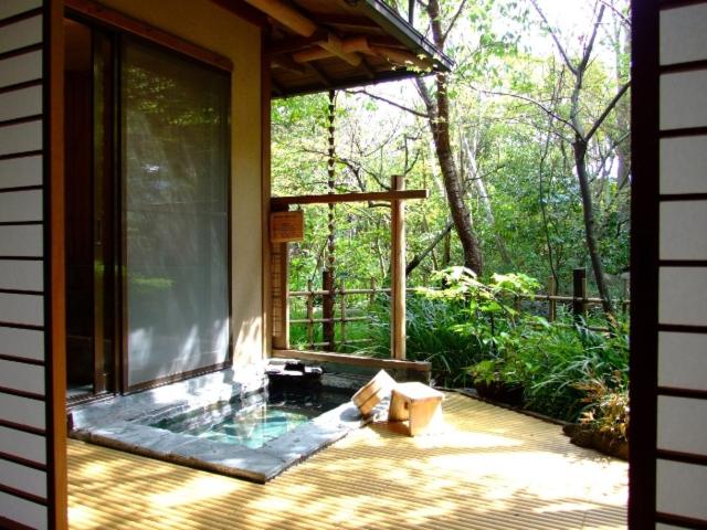 d'une terrasse couverte avec une fenêtre. dans l'établissement Nonohanatei komurasaki, à Shimoda
