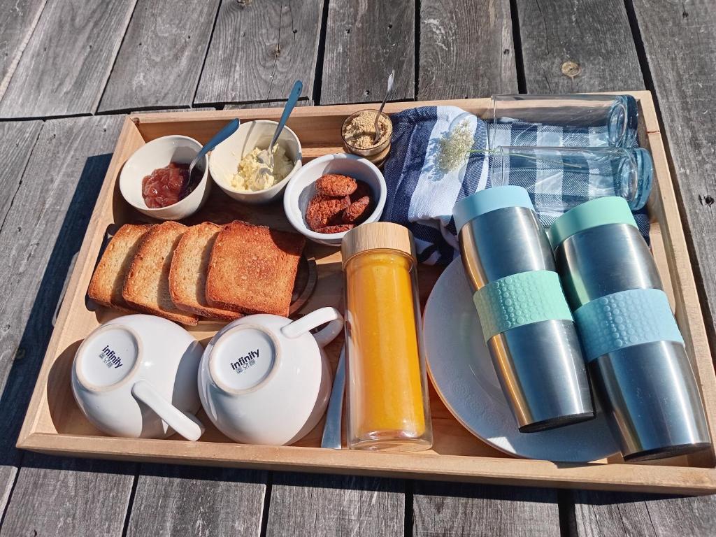 - un plateau de petit-déjeuner composé de pain et de pain grillé dans l'établissement La tente Chemin d'étoiles, à Soturac