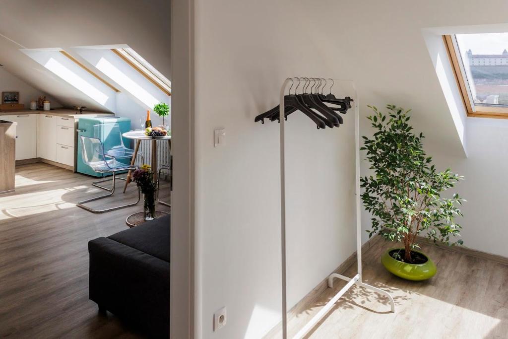 Queen Flat in Old Town with Castle view 5