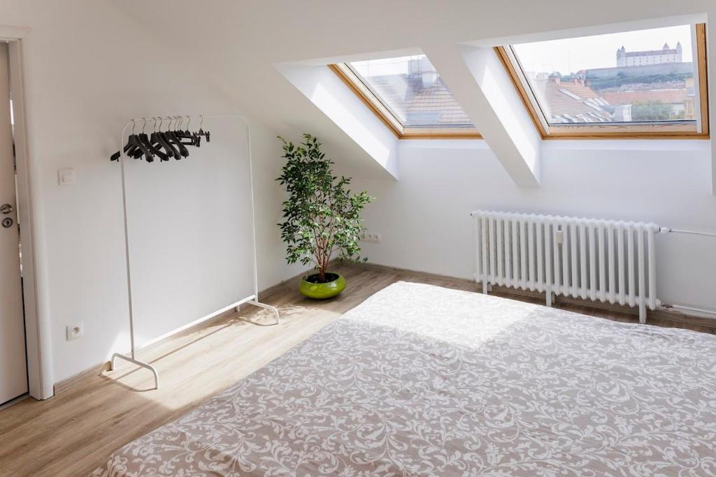 Queen Flat in Old Town with Castle view 6