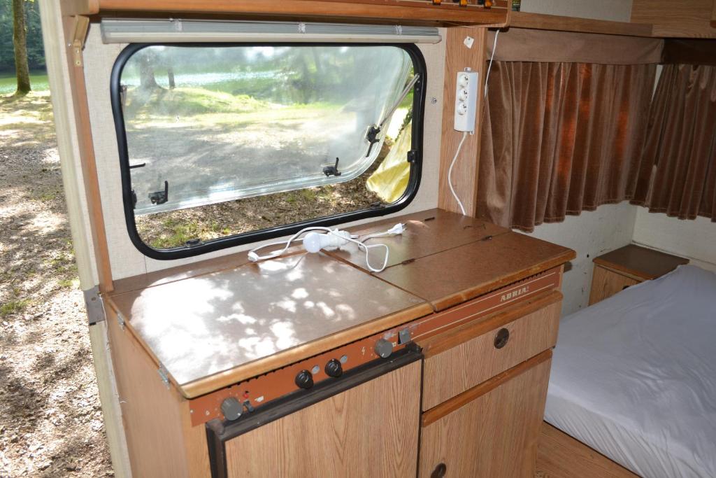 d'un intérieur avec lavabo et fenêtre. dans l'établissement air naturel de camping moulin de malesse caravane, à Saint-Privat