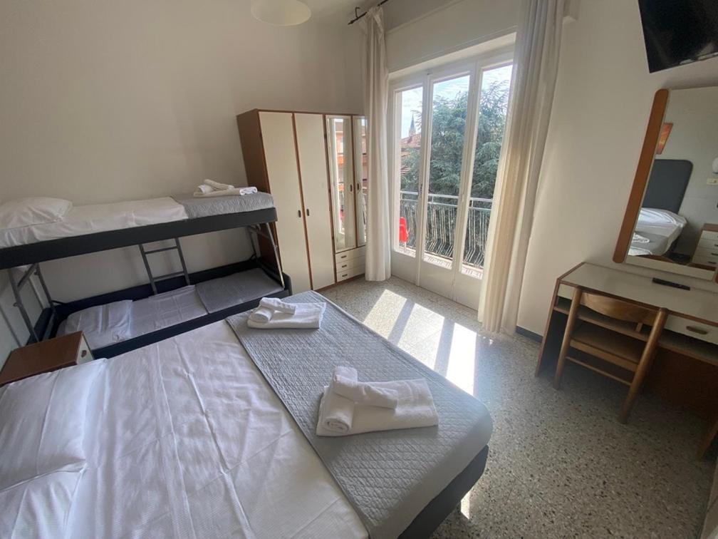 une chambre avec deux lits superposés et un bureau dans l'établissement Hotel Ausonia B&B RiMiNi, à Rimini