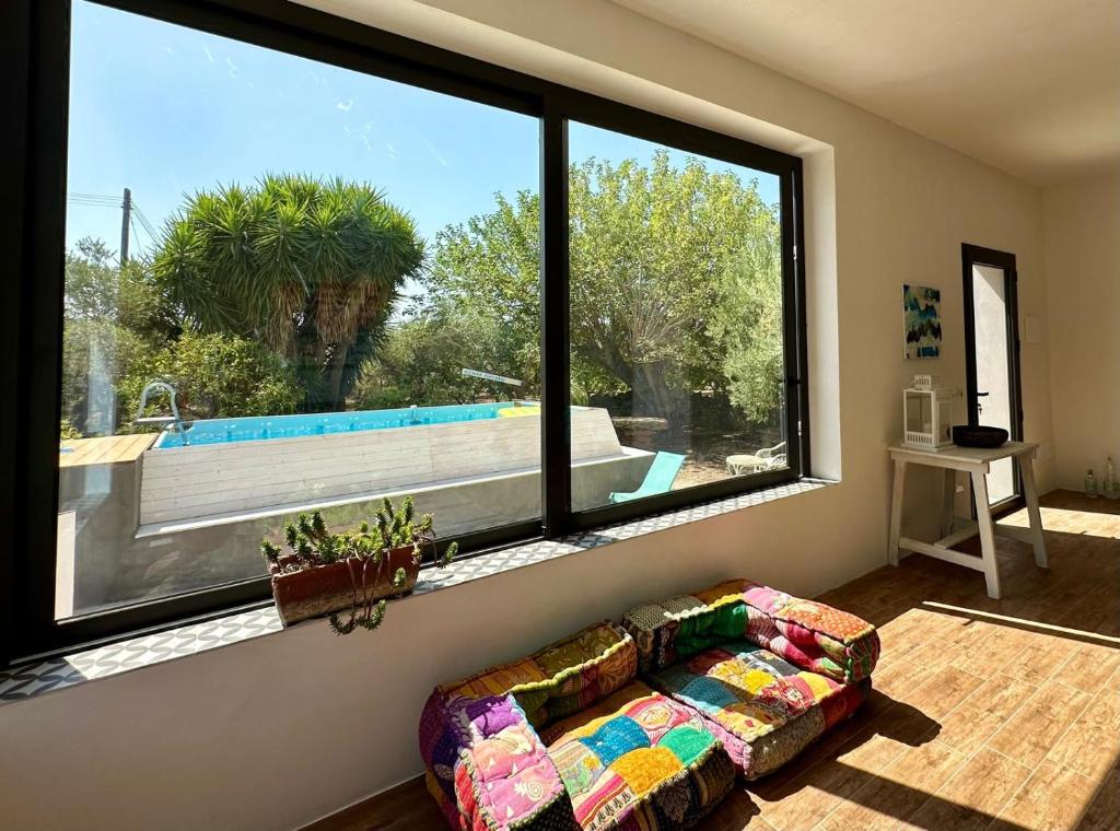 un salon avec un canapé et une grande fenêtre dans l'établissement Casa Arrè, à Sciacca