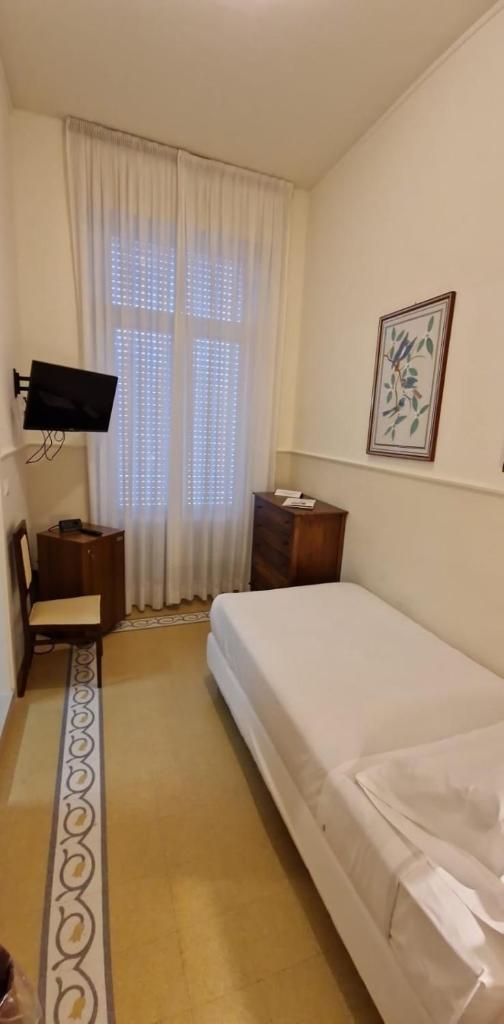 une chambre avec un lit, une télévision et une fenêtre dans l'établissement Hotel Progresso, à San Benedetto del Tronto
