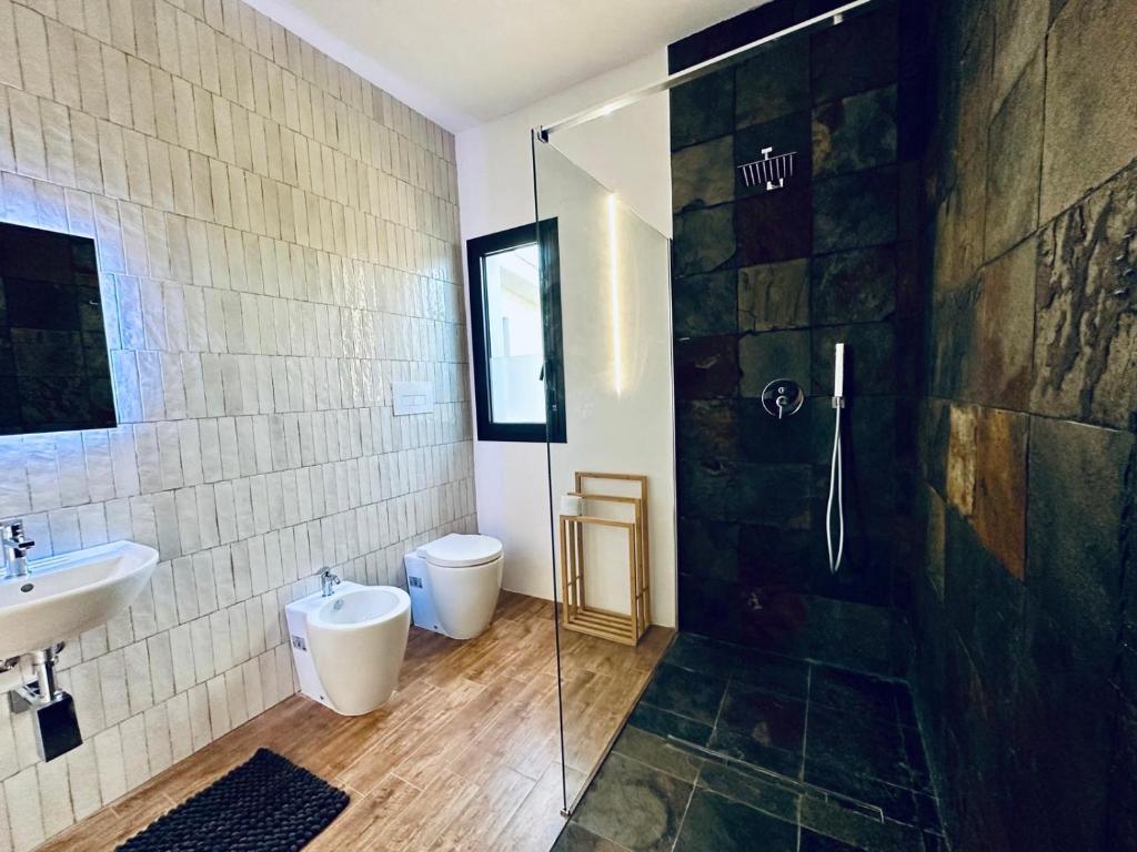 une salle de bain avec une douche, des toilettes et un lavabo dans l'établissement Casa Arrè, à Sciacca 20 autres photos