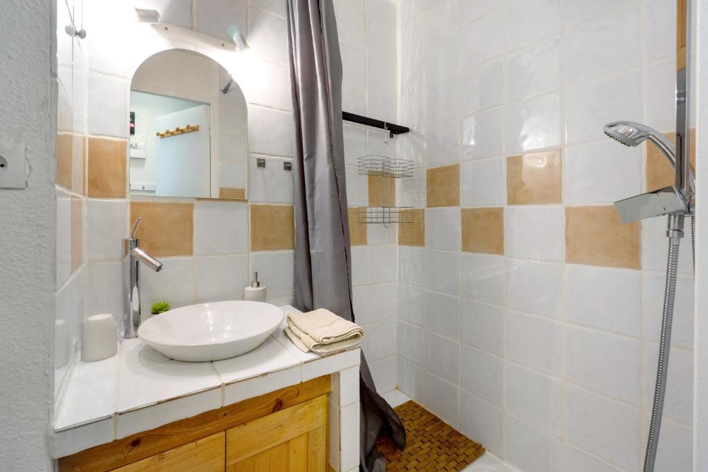 une salle de bain avec un lavabo et une douche dans l'établissement Appartement Cosy- Villarembert, à Villarembert 11 autres photos