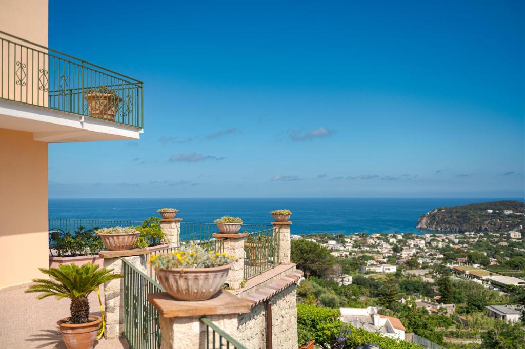 - un balcon offrant une vue sur l'océan dans l'établissement Poggio Del Sole, à Ischia