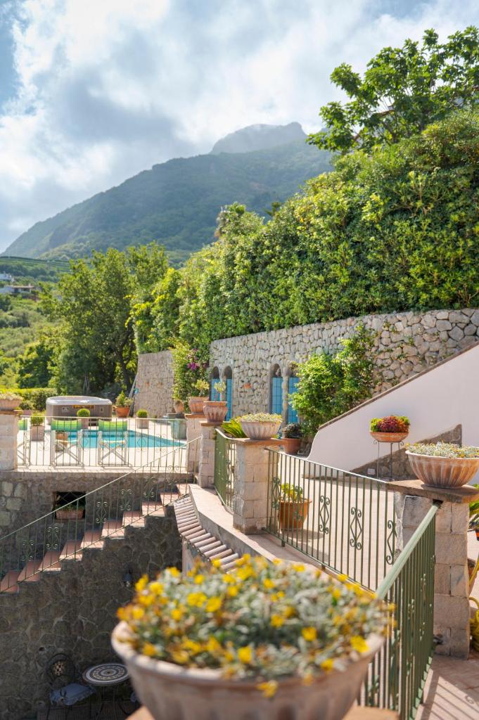 - un jardin avec des escaliers et des fleurs en pots dans l'établissement Poggio Del Sole, à Ischia 37 autres photos