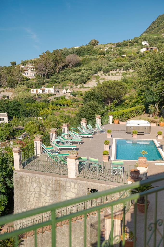 - une vue sur un complexe avec une piscine dans l'établissement Poggio Del Sole, à Ischia