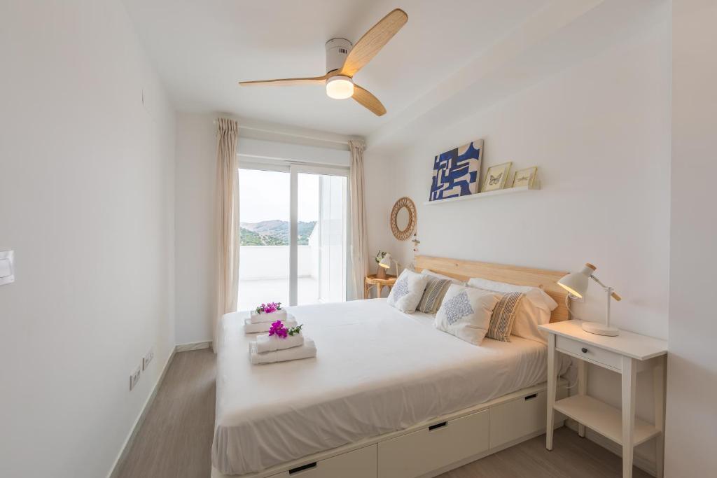 Stunning views, terrace, pool, WIFI & near centre 8