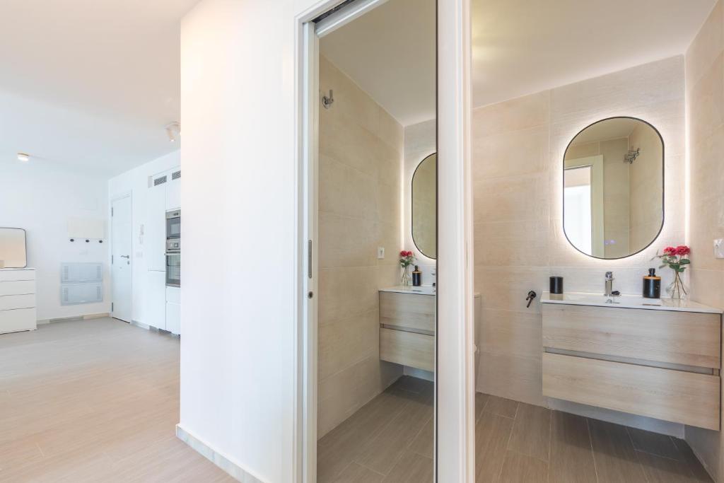 Stunning views, terrace, pool, WIFI & near centre 3
