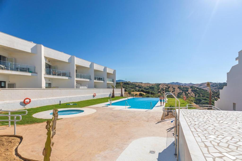 Stunning views, terrace, pool, WIFI & near centre 4