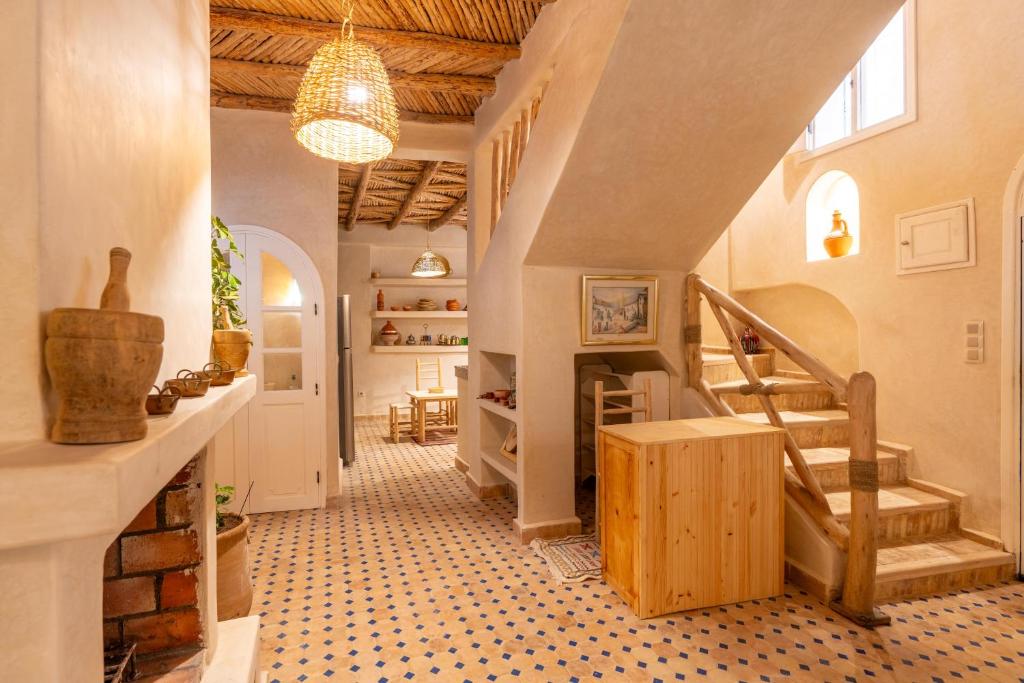 un grand couloir avec un escalier dans une maison dans l'établissement Dar khadija, à Essaouira